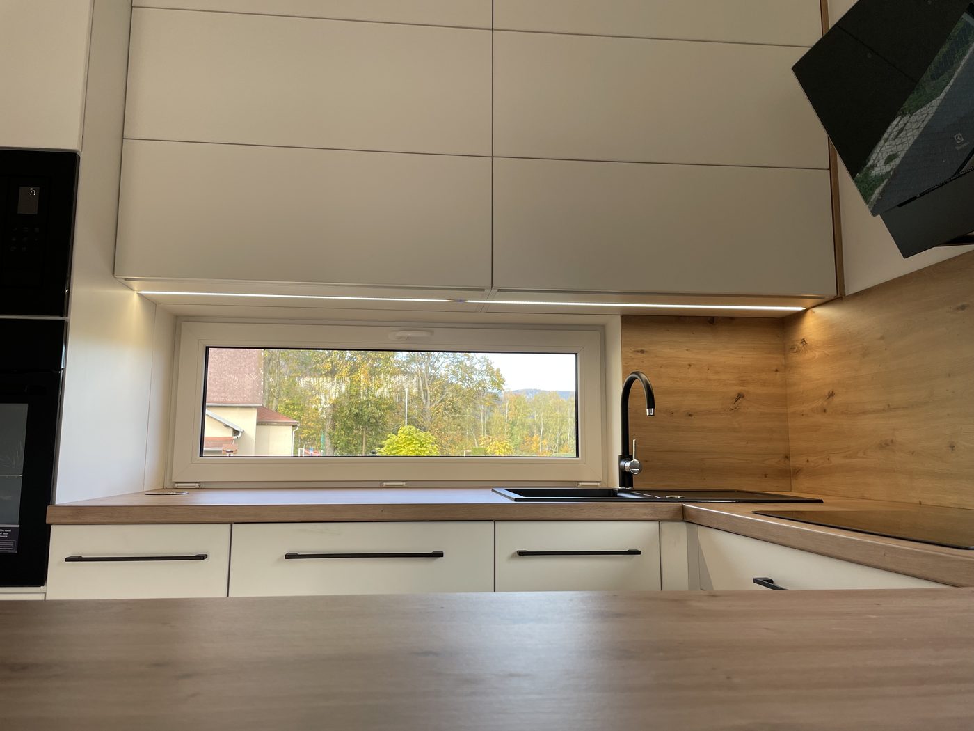 Bílá kuchyně na míru s panoramatickým oknem — Cheb